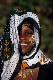 Comoros-Archipelago;-France;-Golden-face-paint;-Indian-Ocean;-Kaleidos;-Kaleidos-images;-Kanga;-La-parole-à-limage;-Laurent-Abad;-Mayotte;-Portrait;-Smile;-Stories-Pictures;-Veil;-Young-woman